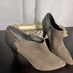Woman’s Sz 11 Gray Booties